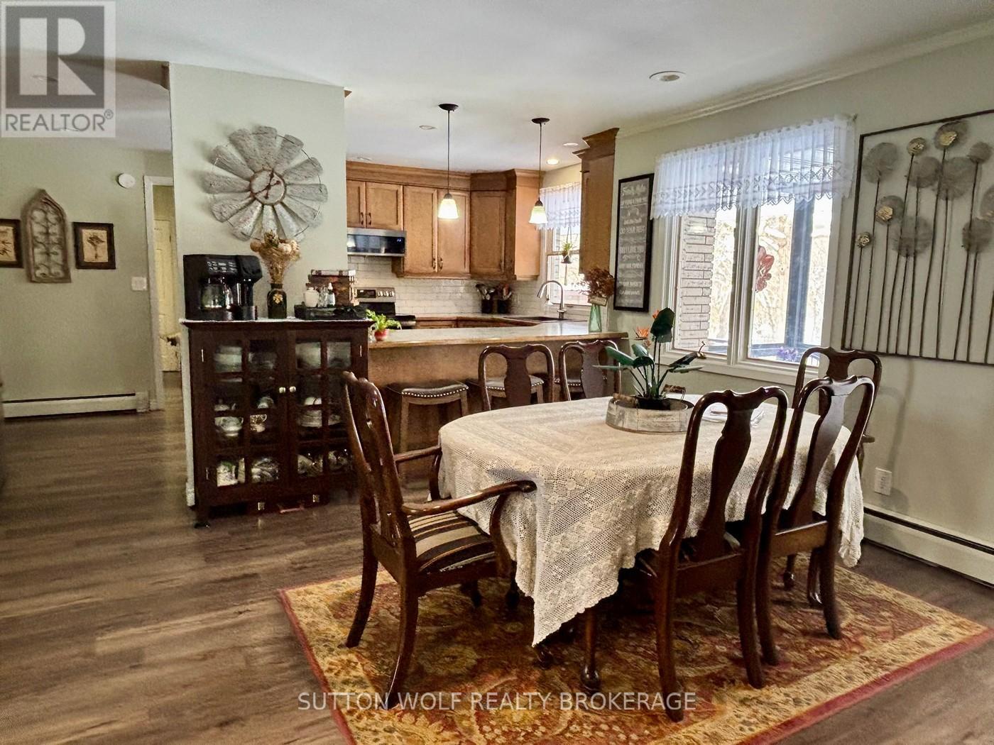 315 Caradoc Street N, Strathroy-Caradoc, ON - Indoor Photo Showing Dining Room