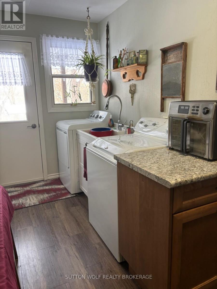 315 Caradoc Street N, Strathroy-Caradoc, ON - Indoor Photo Showing Laundry Room