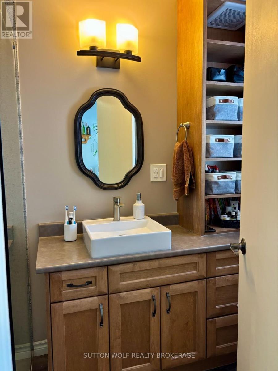 315 Caradoc Street N, Strathroy-Caradoc, ON - Indoor Photo Showing Bathroom