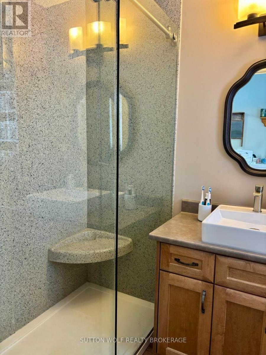 315 Caradoc Street N, Strathroy-Caradoc, ON - Indoor Photo Showing Bathroom