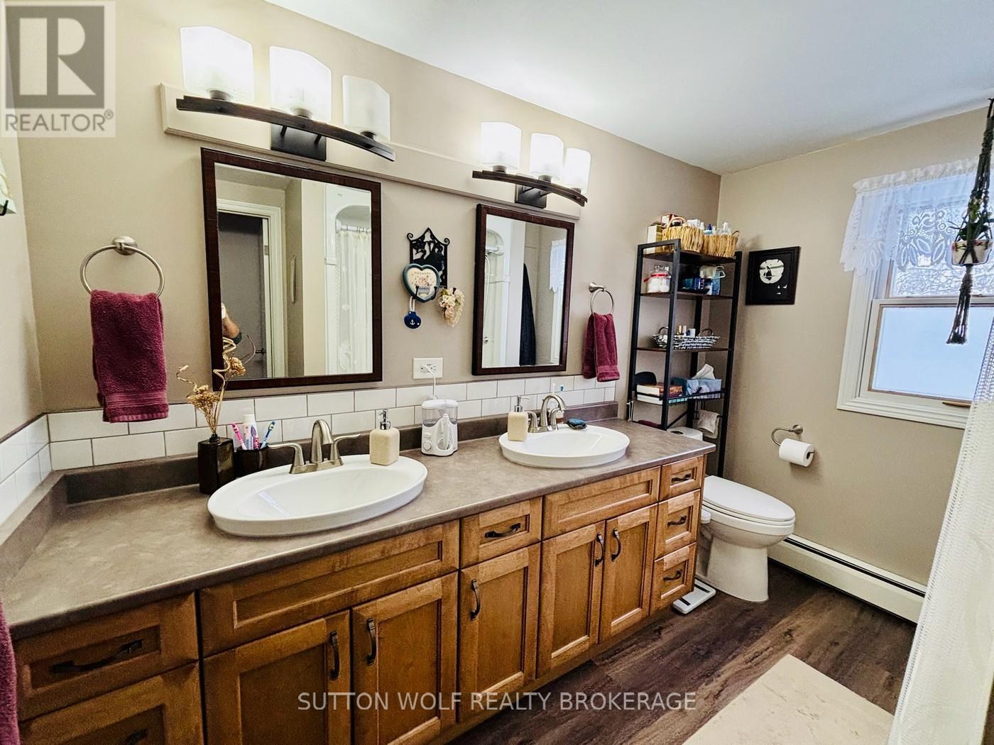 315 Caradoc Street N, Strathroy-Caradoc, ON - Indoor Photo Showing Bathroom