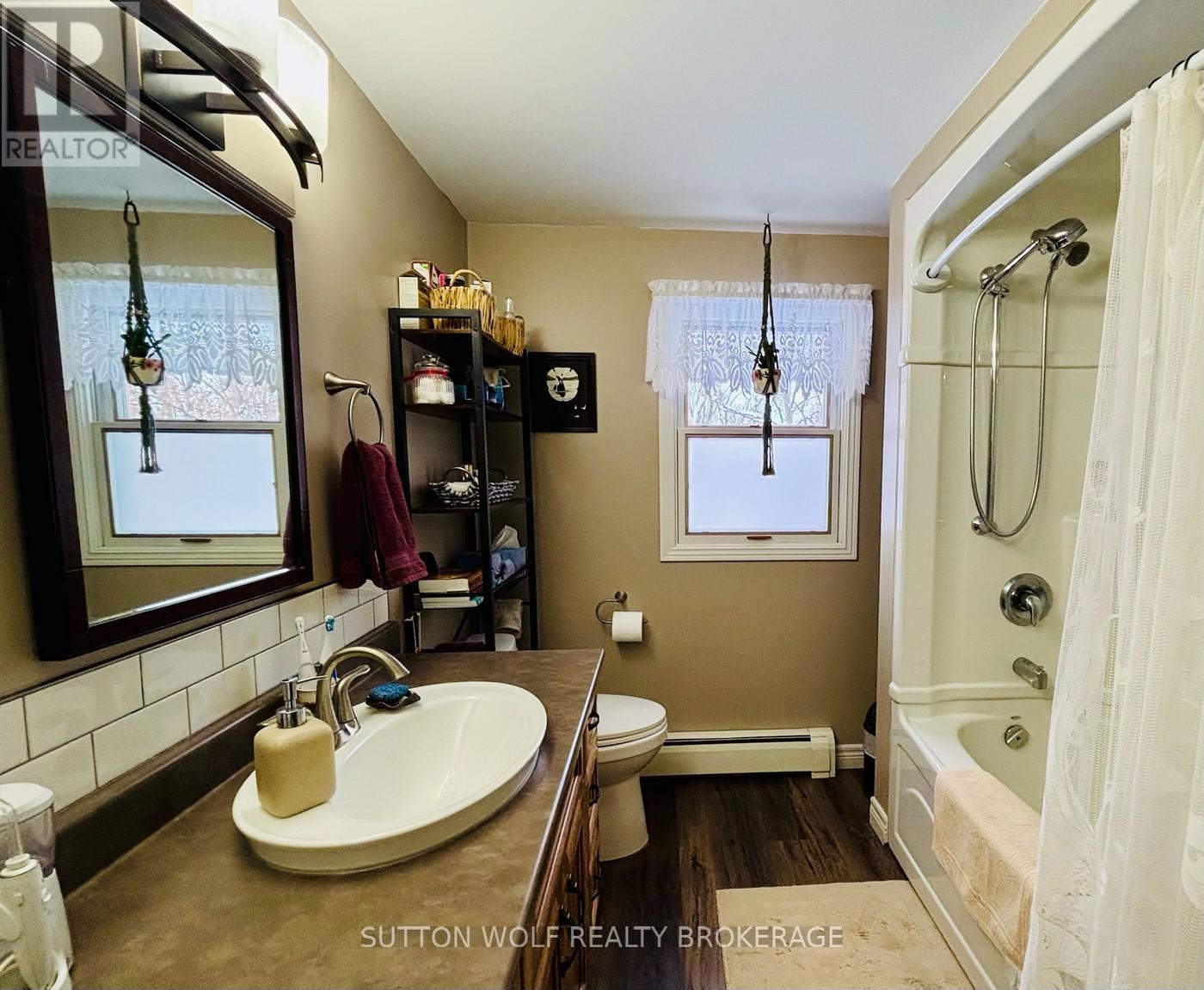 315 Caradoc Street N, Strathroy-Caradoc, ON - Indoor Photo Showing Bathroom