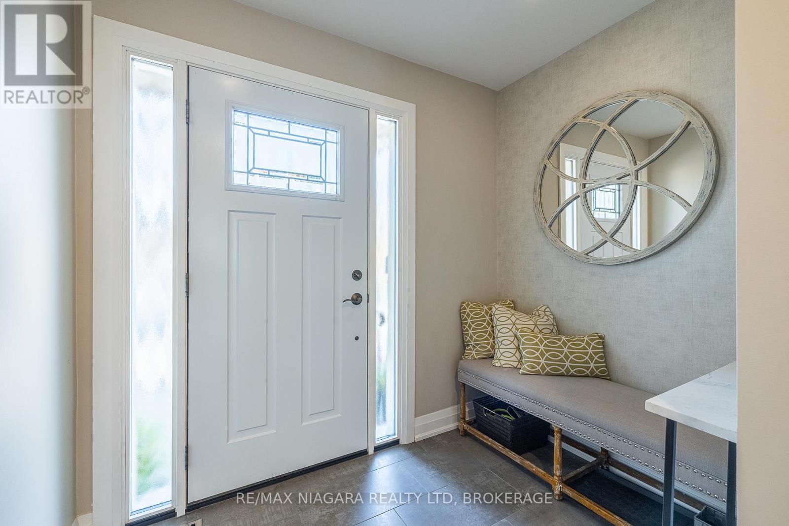 Nice Wide Front Entrance - 21 - 141 Welland Vale Road, St. Catharines (Grapeview), ON - Indoor Photo Showing Other Room