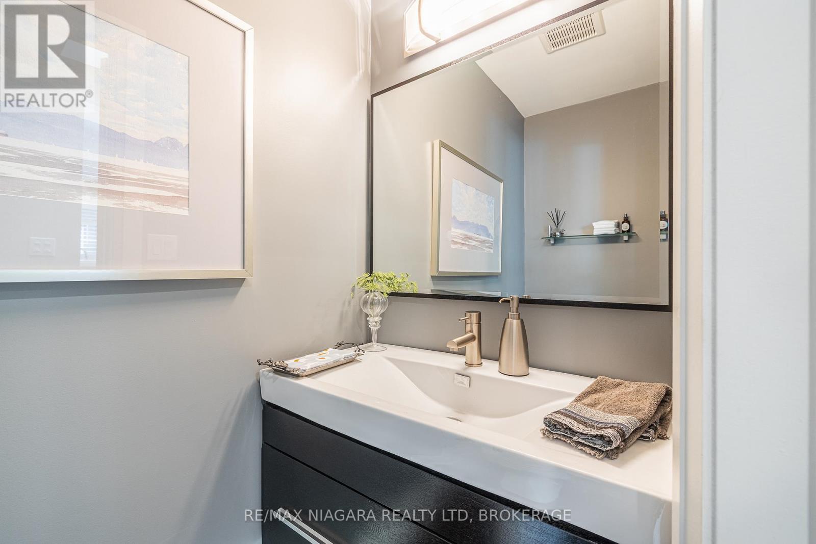 Renovated main floor powder room - 21 - 141 Welland Vale Road, St. Catharines (Grapeview), ON - Indoor Photo Showing Bathroom