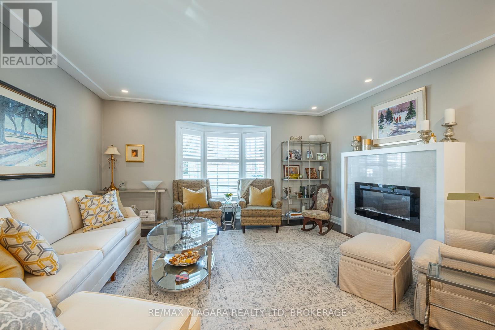 Spacious Living Room with Fireplace - 21 - 141 Welland Vale Road, St. Catharines (Grapeview), ON - Indoor Photo Showing Living Room With Fireplace