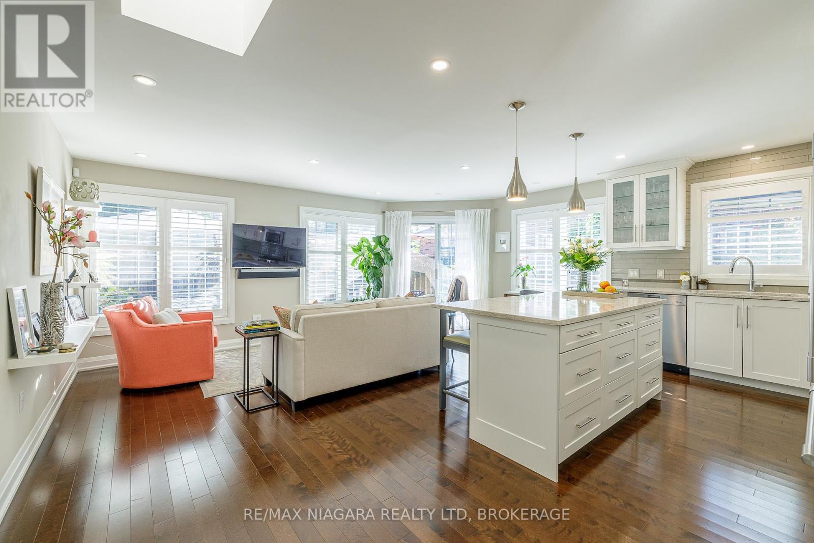 Open concept Family Room/Kitchen - 21 - 141 Welland Vale Road, St. Catharines (Grapeview), ON - Indoor Photo Showing Kitchen With Upgraded Kitchen