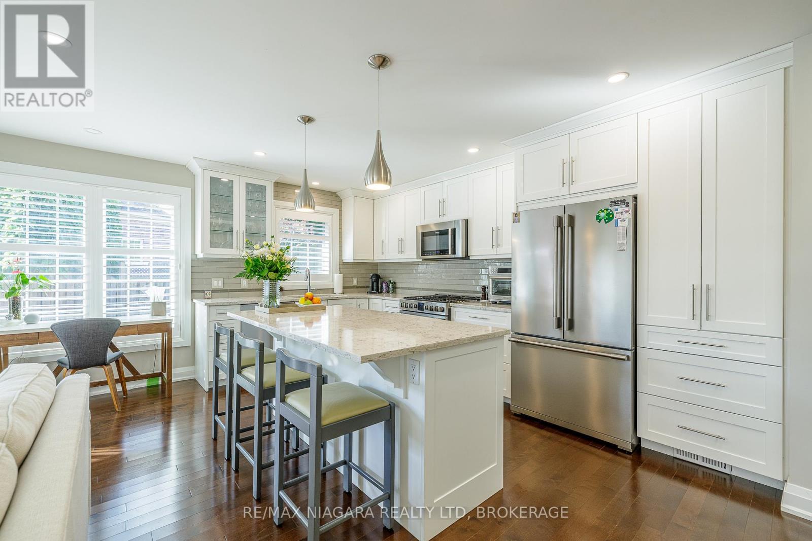 White Cabinetry and Quartz Countertops - 21 - 141 Welland Vale Road, St. Catharines (Grapeview), ON - Indoor Photo Showing Kitchen With Upgraded Kitchen