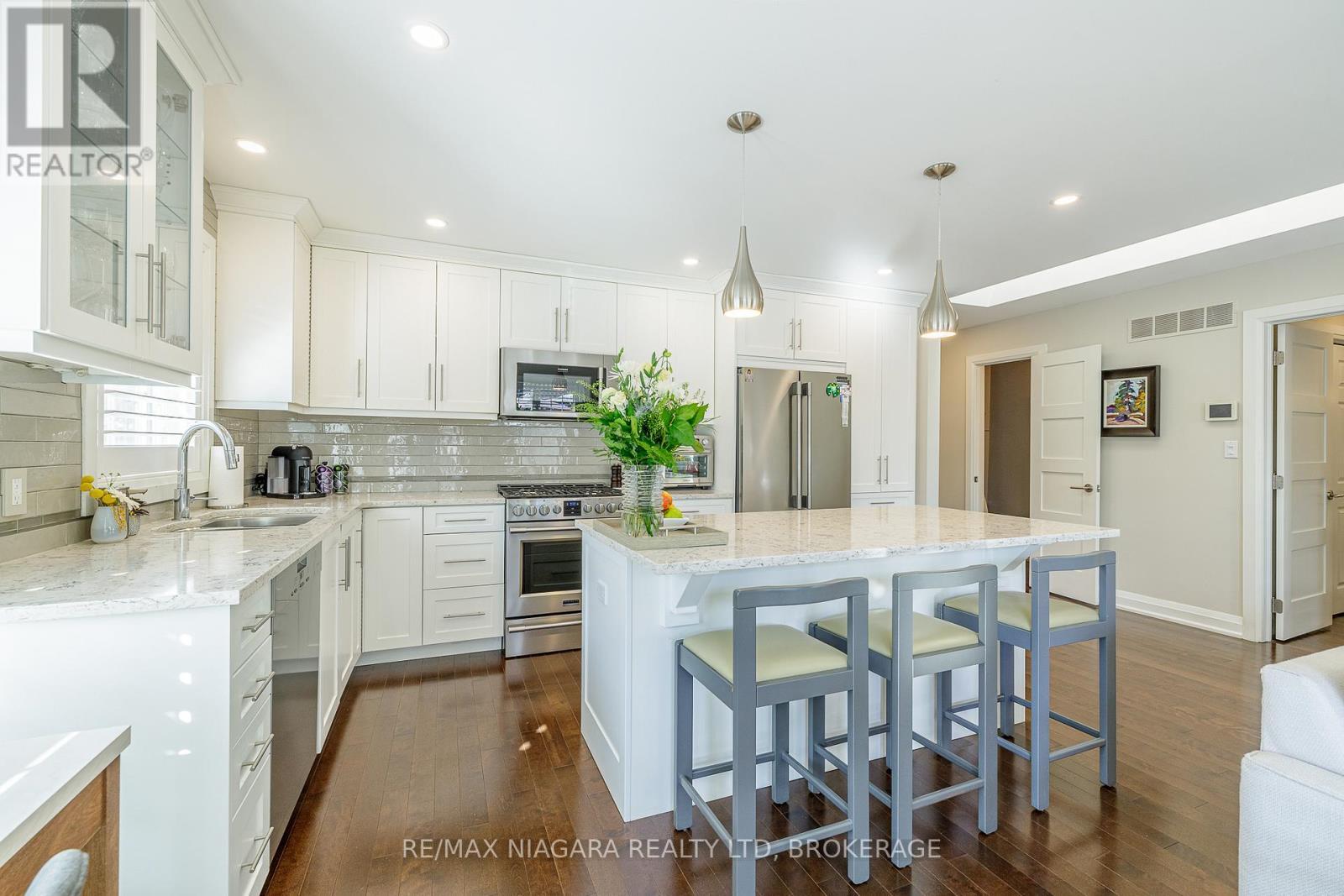 Large Island great for hosting - 21 - 141 Welland Vale Road, St. Catharines (Grapeview), ON - Indoor Photo Showing Kitchen With Upgraded Kitchen