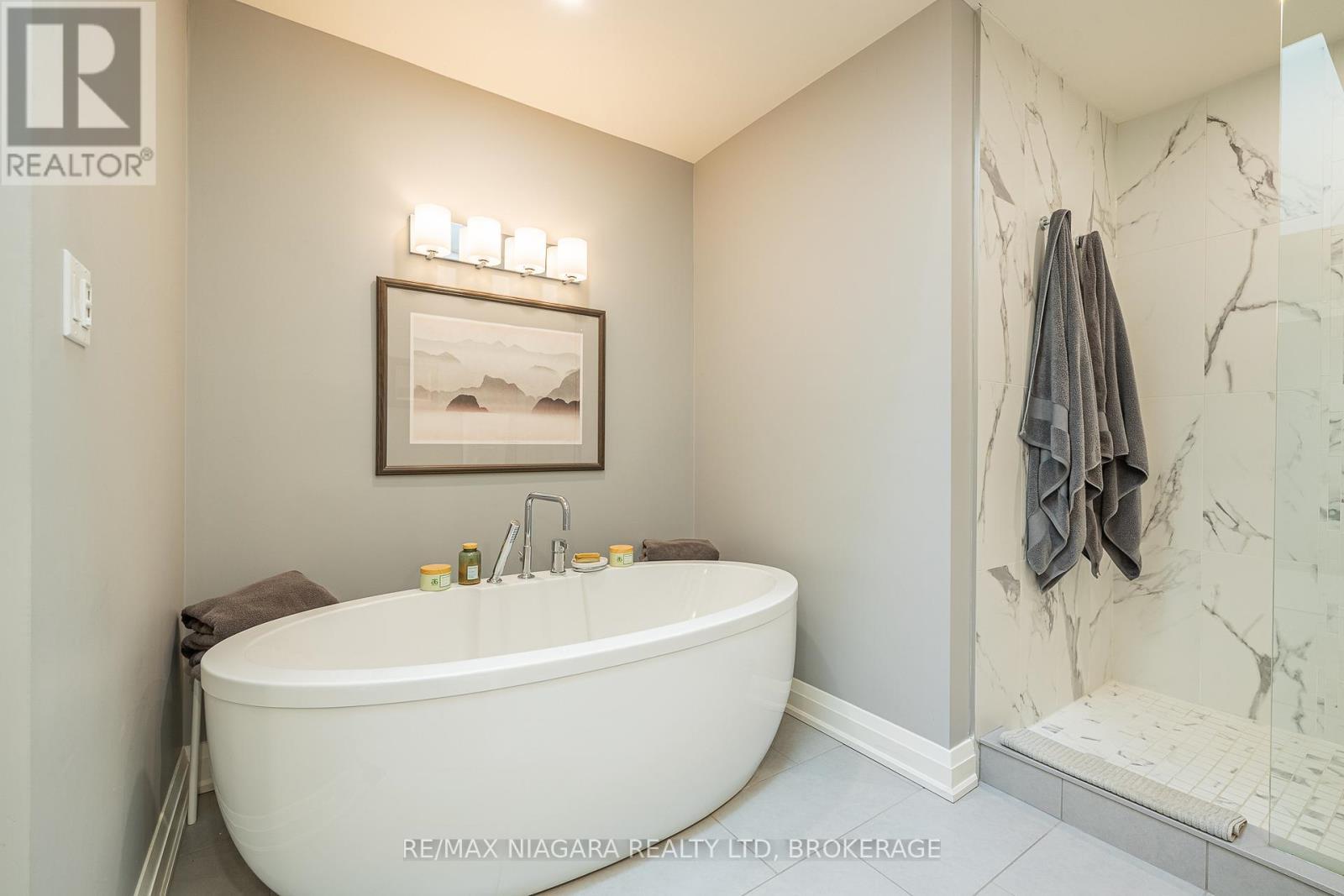 Soaker Tub - 21 - 141 Welland Vale Road, St. Catharines (Grapeview), ON - Indoor Photo Showing Bathroom