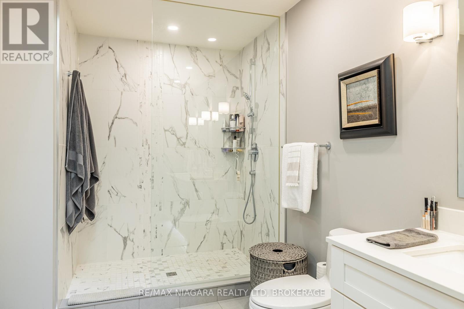 Large Walk in Shower - 21 - 141 Welland Vale Road, St. Catharines (Grapeview), ON - Indoor Photo Showing Bathroom