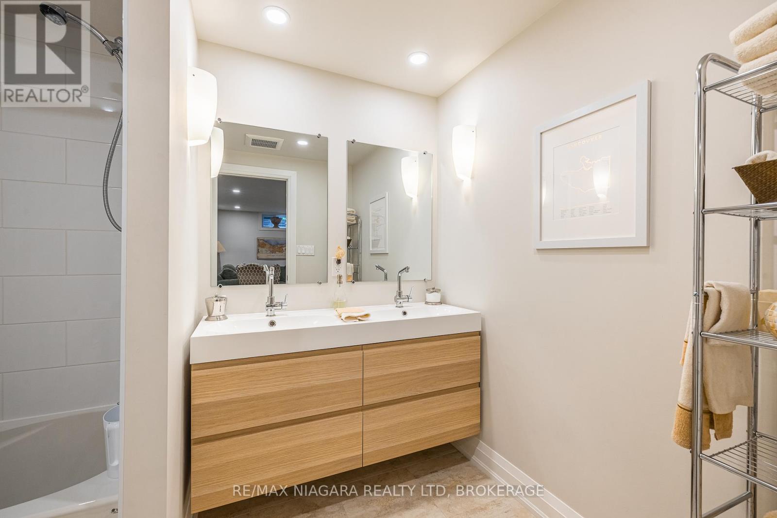 Lower Level 5 Piece Bathroom - 21 - 141 Welland Vale Road, St. Catharines (Grapeview), ON - Indoor Photo Showing Bathroom