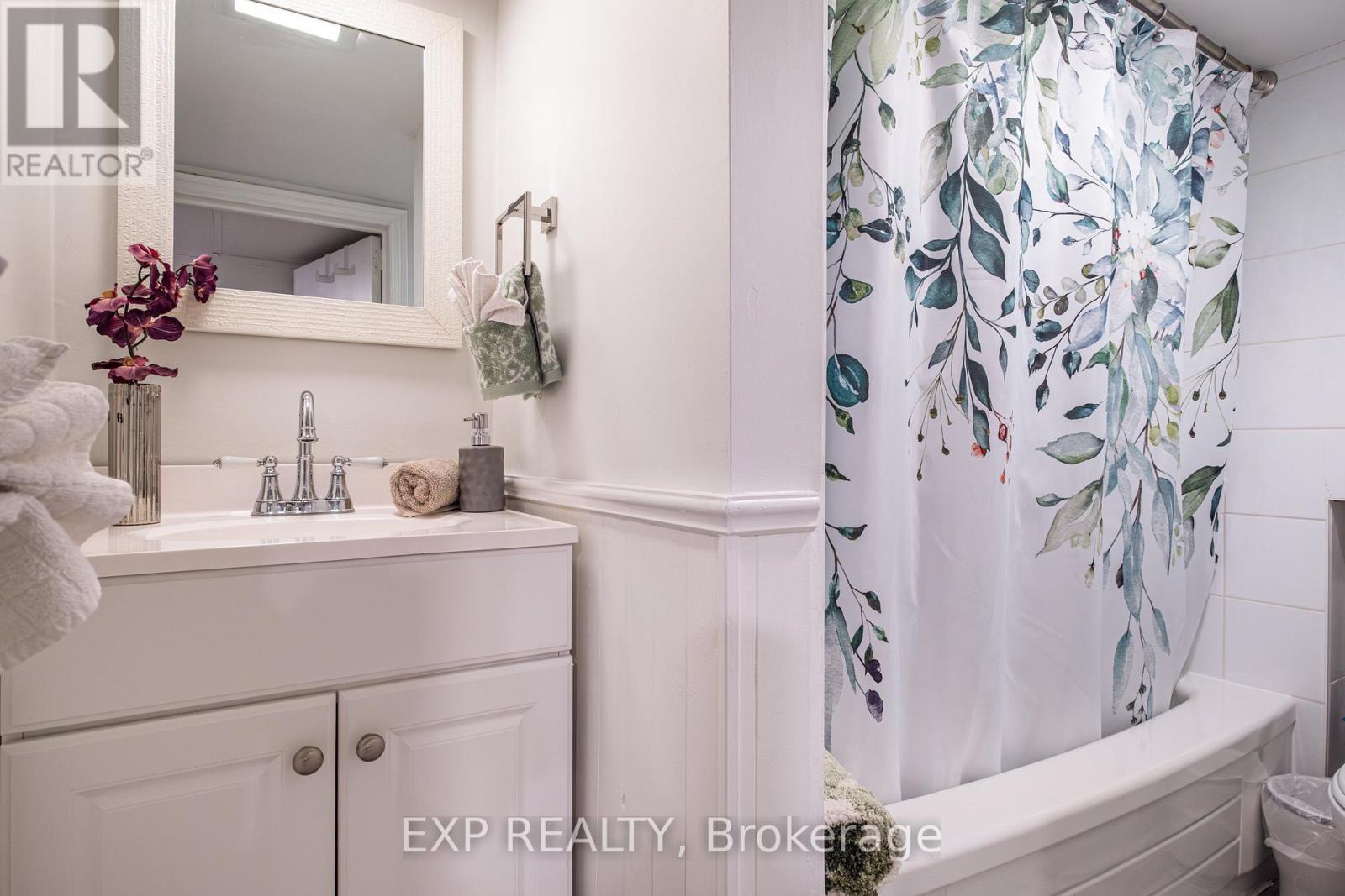 14 Chatham Street, Hamilton, ON - Indoor Photo Showing Bathroom