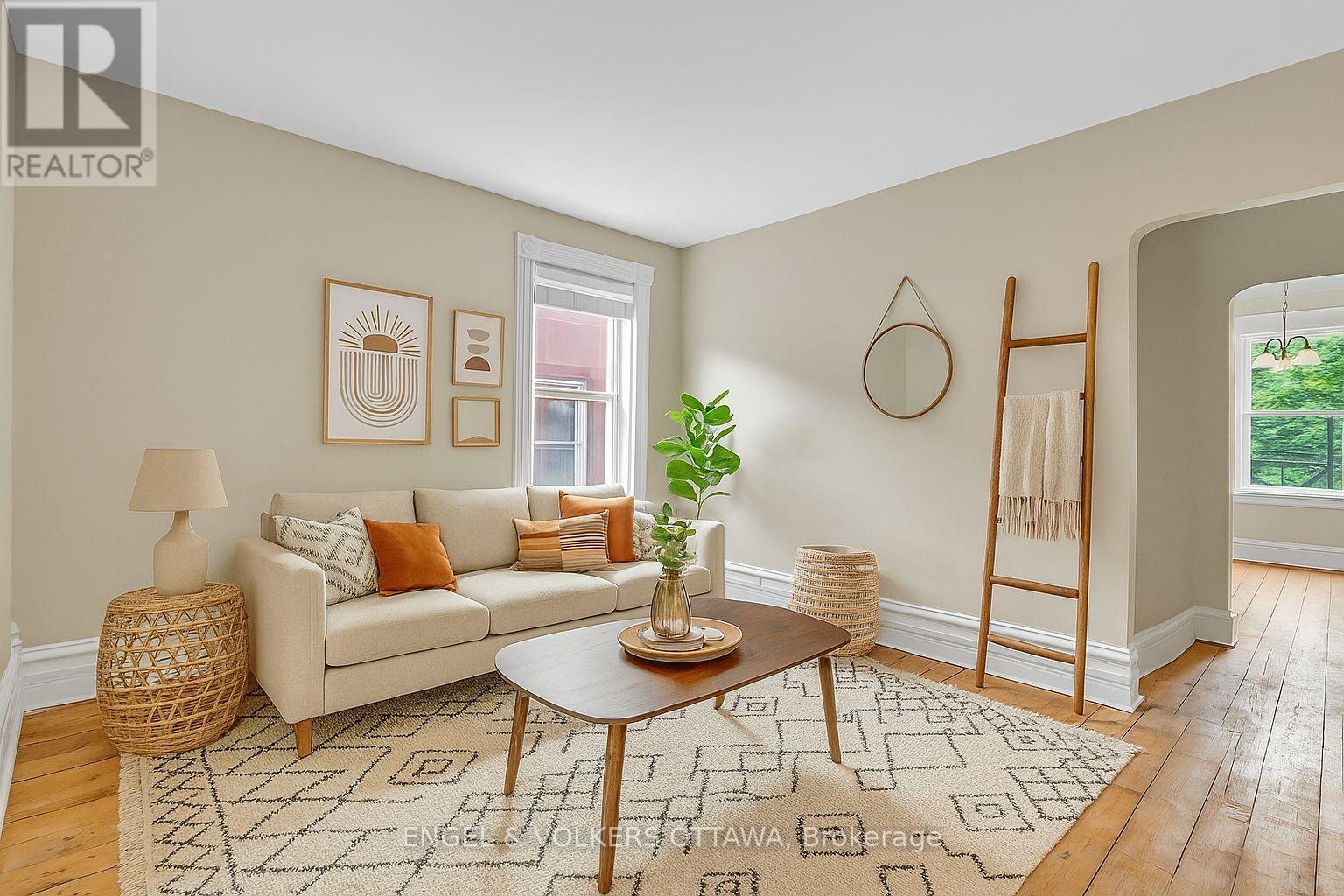 104 King Edward Avenue, Ottawa, ON - Indoor Photo Showing Living Room