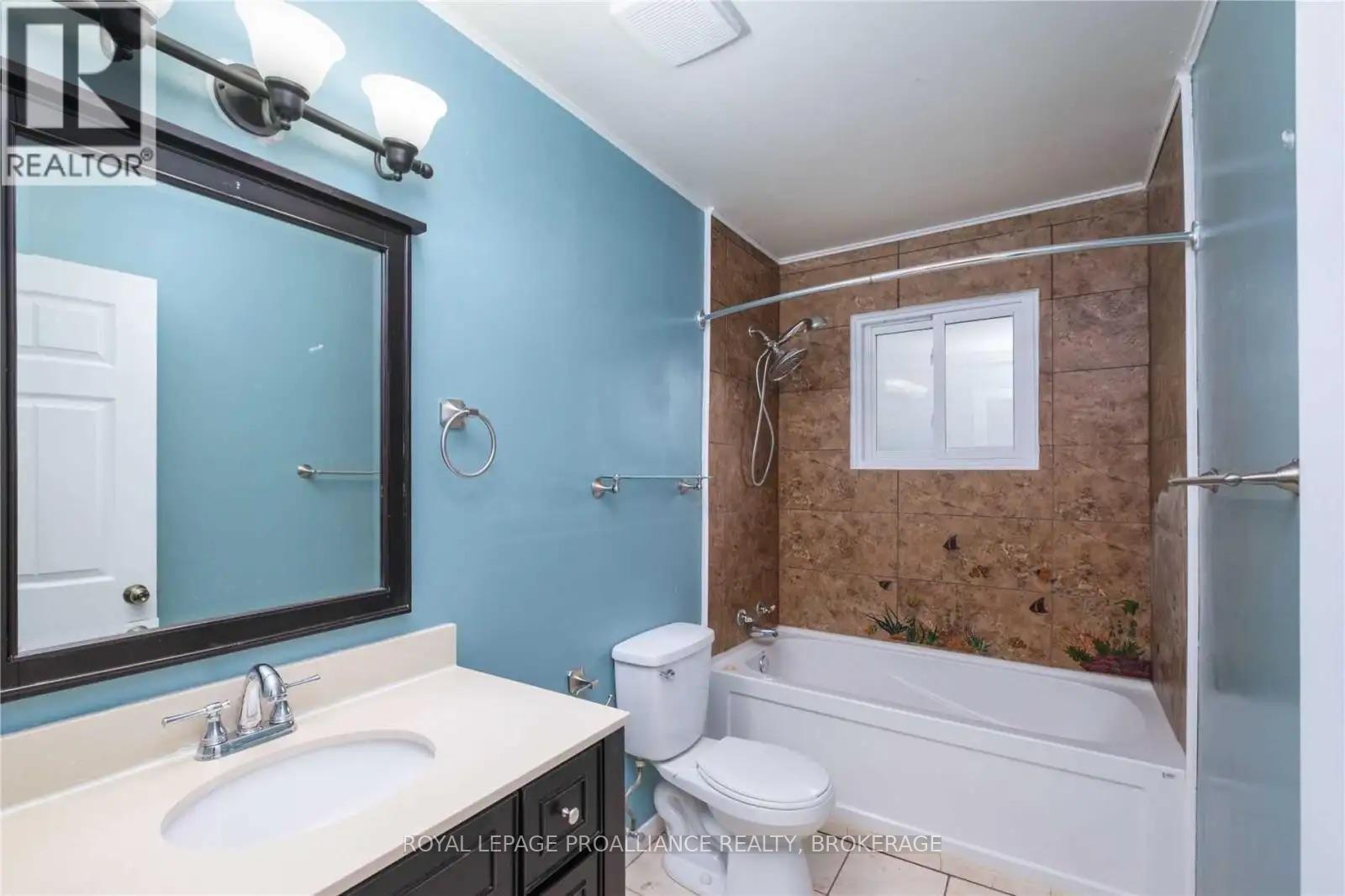 14 Shaw Street, Kingston (Rideau), ON - Indoor Photo Showing Bathroom