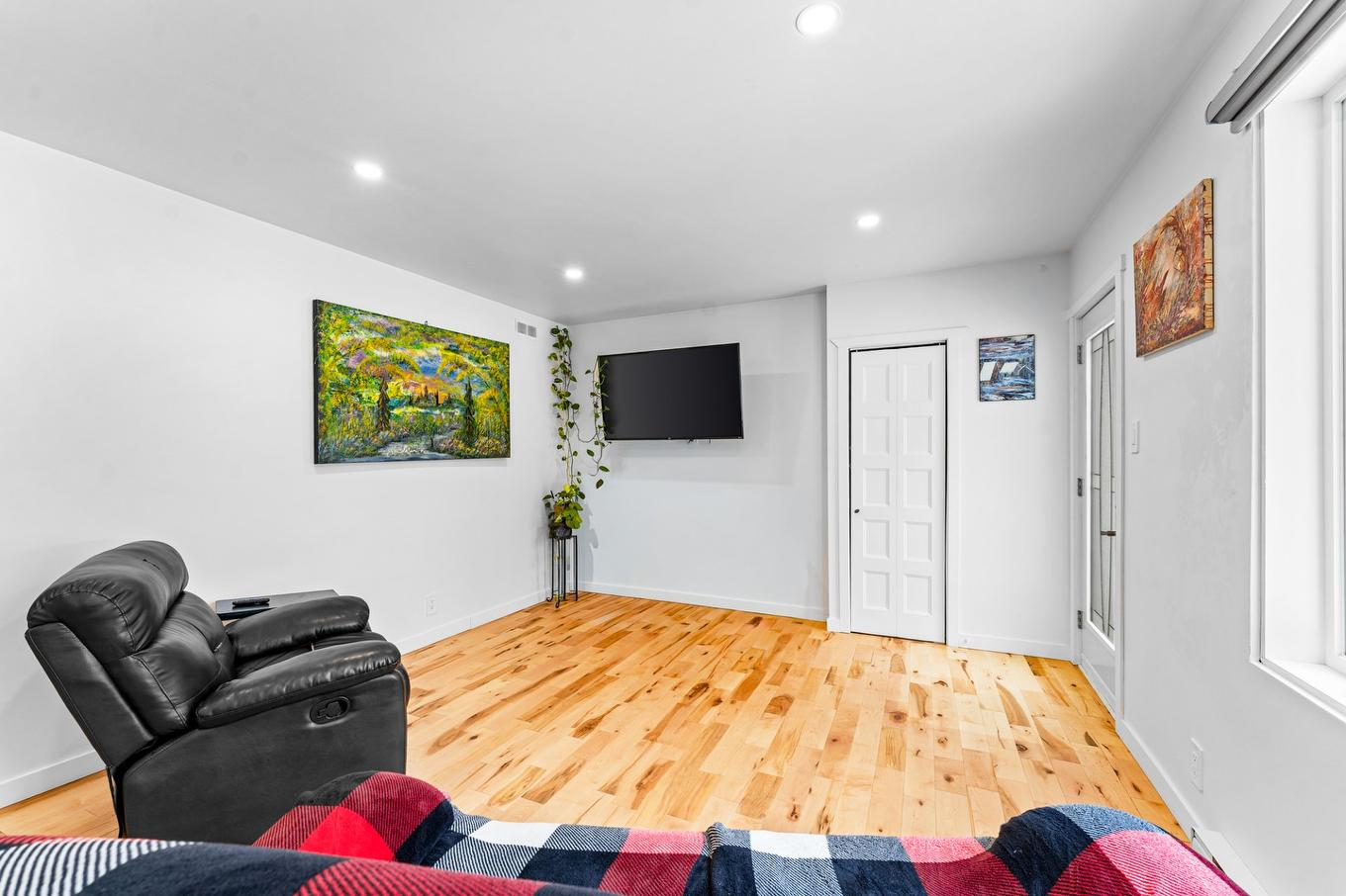 Salon - 1714 Rue Collin, Saint-Lin/Laurentides, QC - Indoor