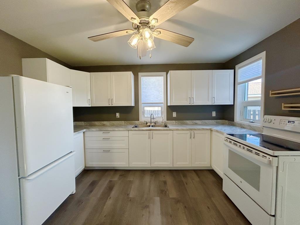1007 Sunset Drive, Fort Frances, ON - Indoor Photo Showing Kitchen With Double Sink
