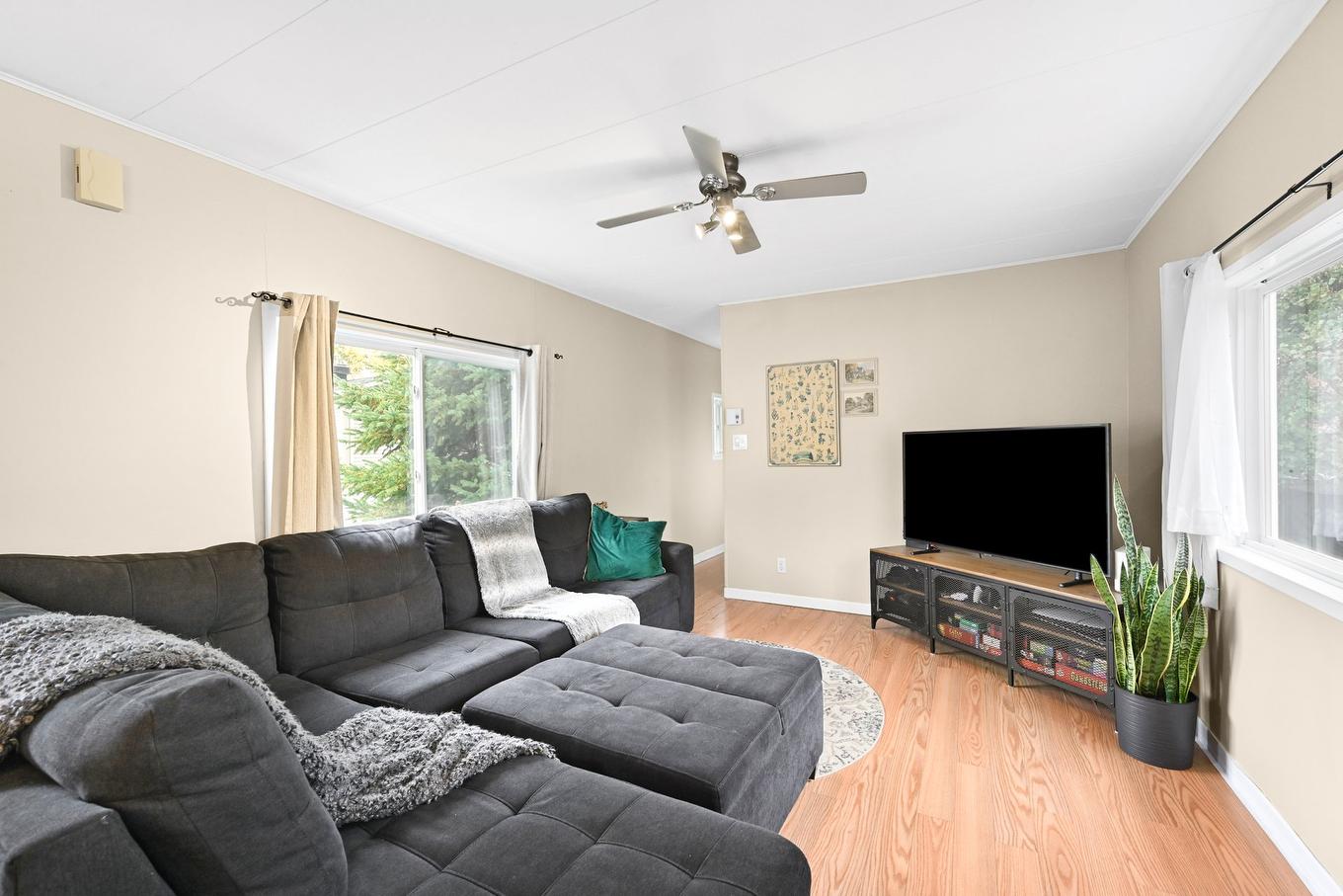 Living room - 66 Rue Jacqueline, Saint-Jean-Sur-Richelieu, QC - Indoor Photo Showing Living Room