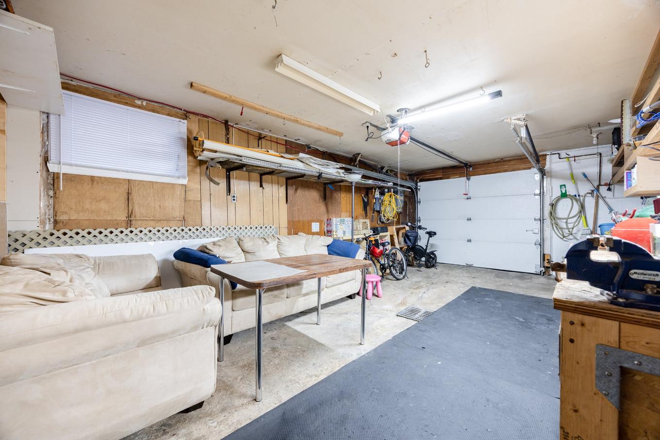 Garage - 204 5E Avenue, Laval (Laval-Des-Rapides), QC - Indoor Photo Showing Garage