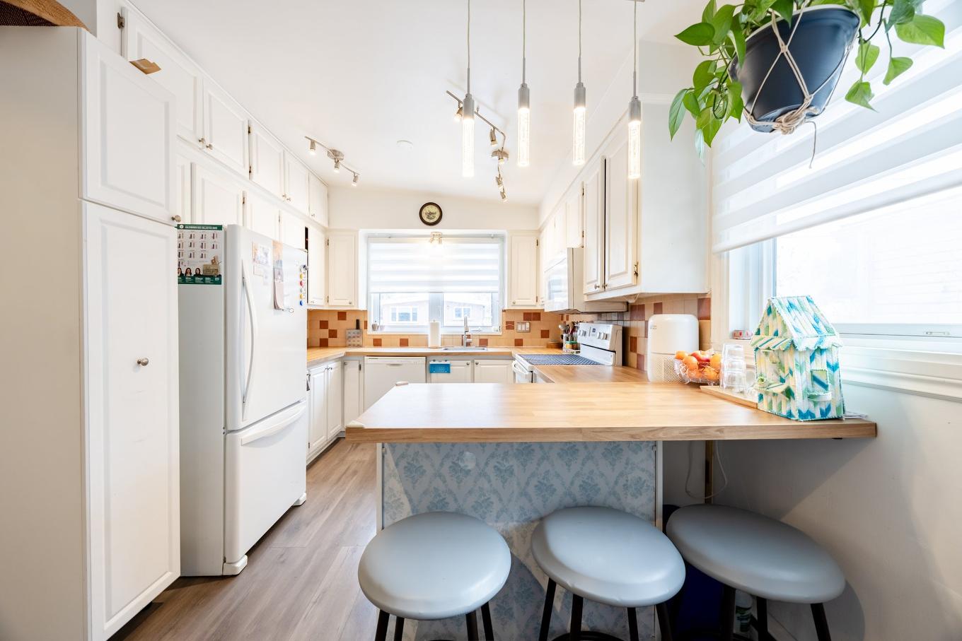 Cuisine - 204 5E Avenue, Laval (Laval-Des-Rapides), QC - Indoor Photo Showing Kitchen
