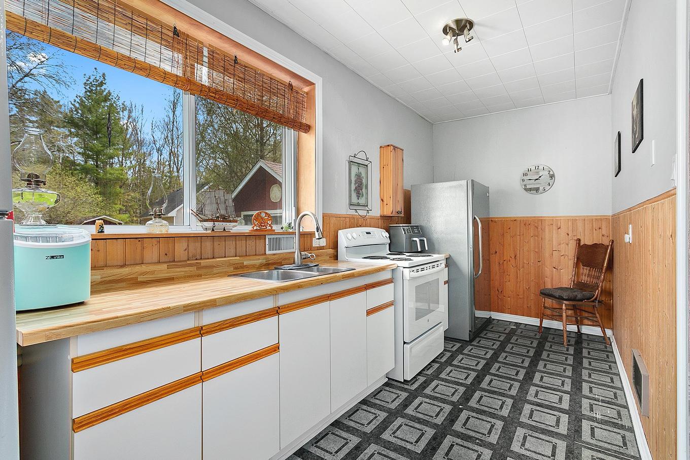 Kitchenette - 7 Av. Maple Grove, Bristol, QC - Indoor Photo Showing Kitchen With Double Sink