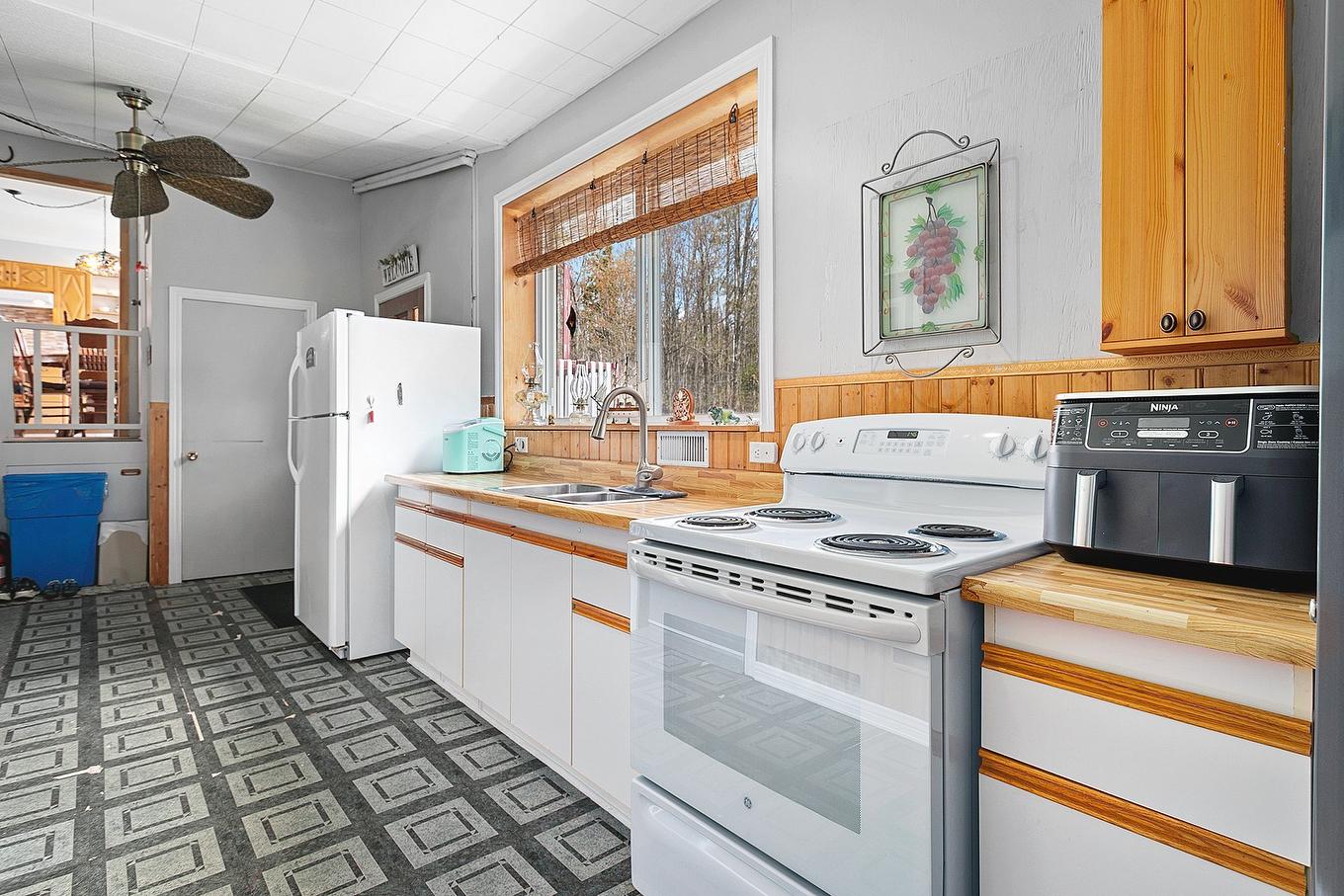 Kitchenette - 7 Av. Maple Grove, Bristol, QC - Indoor Photo Showing Kitchen With Double Sink