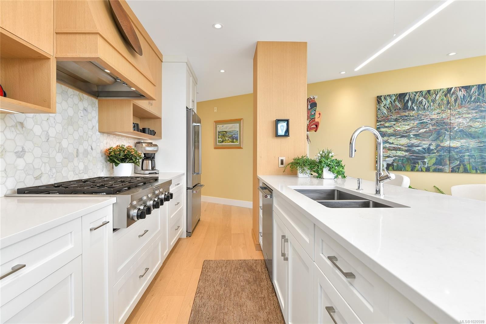 403-5388 Hill Rise Terr, Saanich, BC - Indoor Photo Showing Kitchen With Double Sink With Upgraded Kitchen