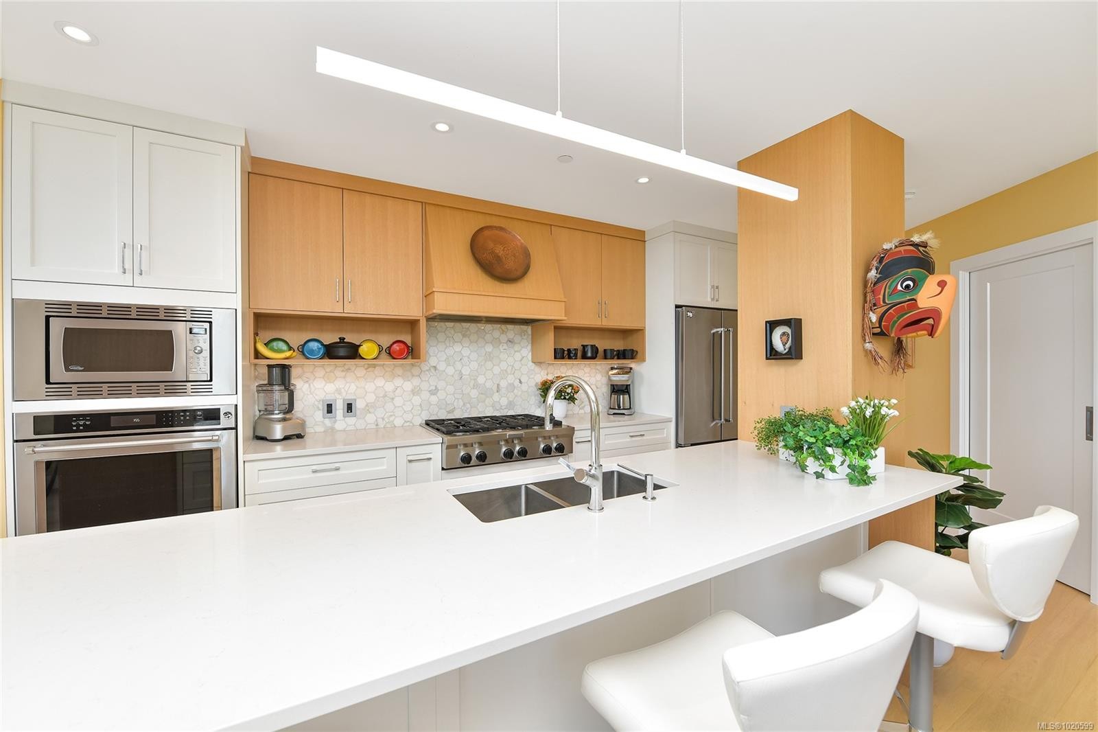 403-5388 Hill Rise Terr, Saanich, BC - Indoor Photo Showing Kitchen With Upgraded Kitchen