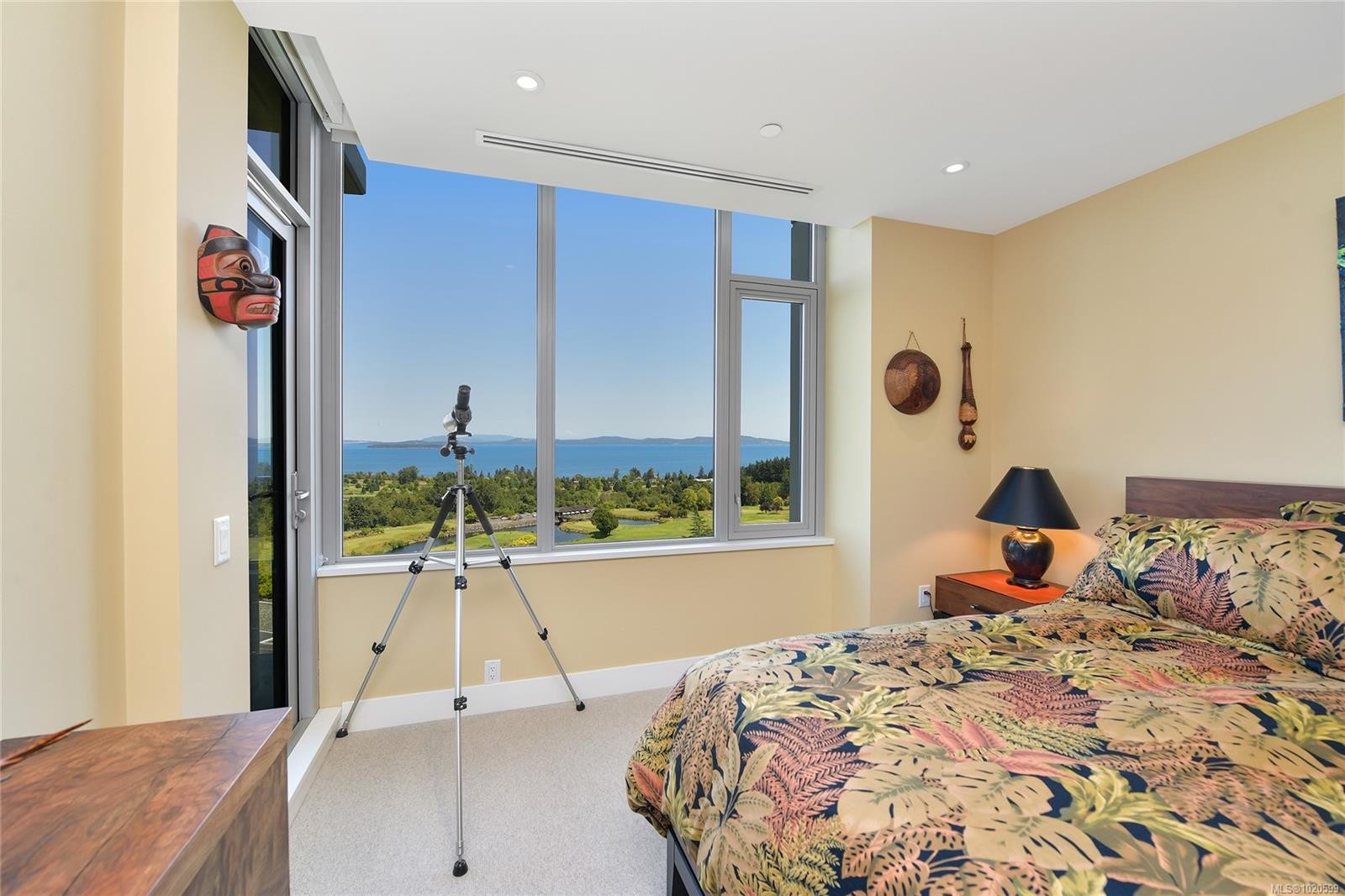 403-5388 Hill Rise Terr, Saanich, BC - Indoor Photo Showing Bedroom