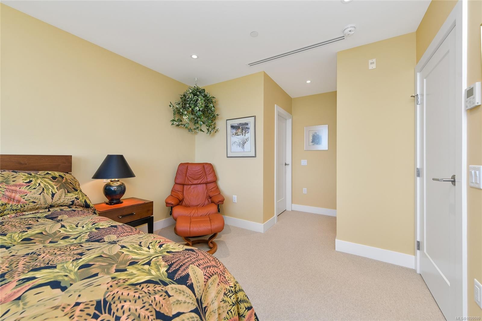 403-5388 Hill Rise Terr, Saanich, BC - Indoor Photo Showing Bedroom