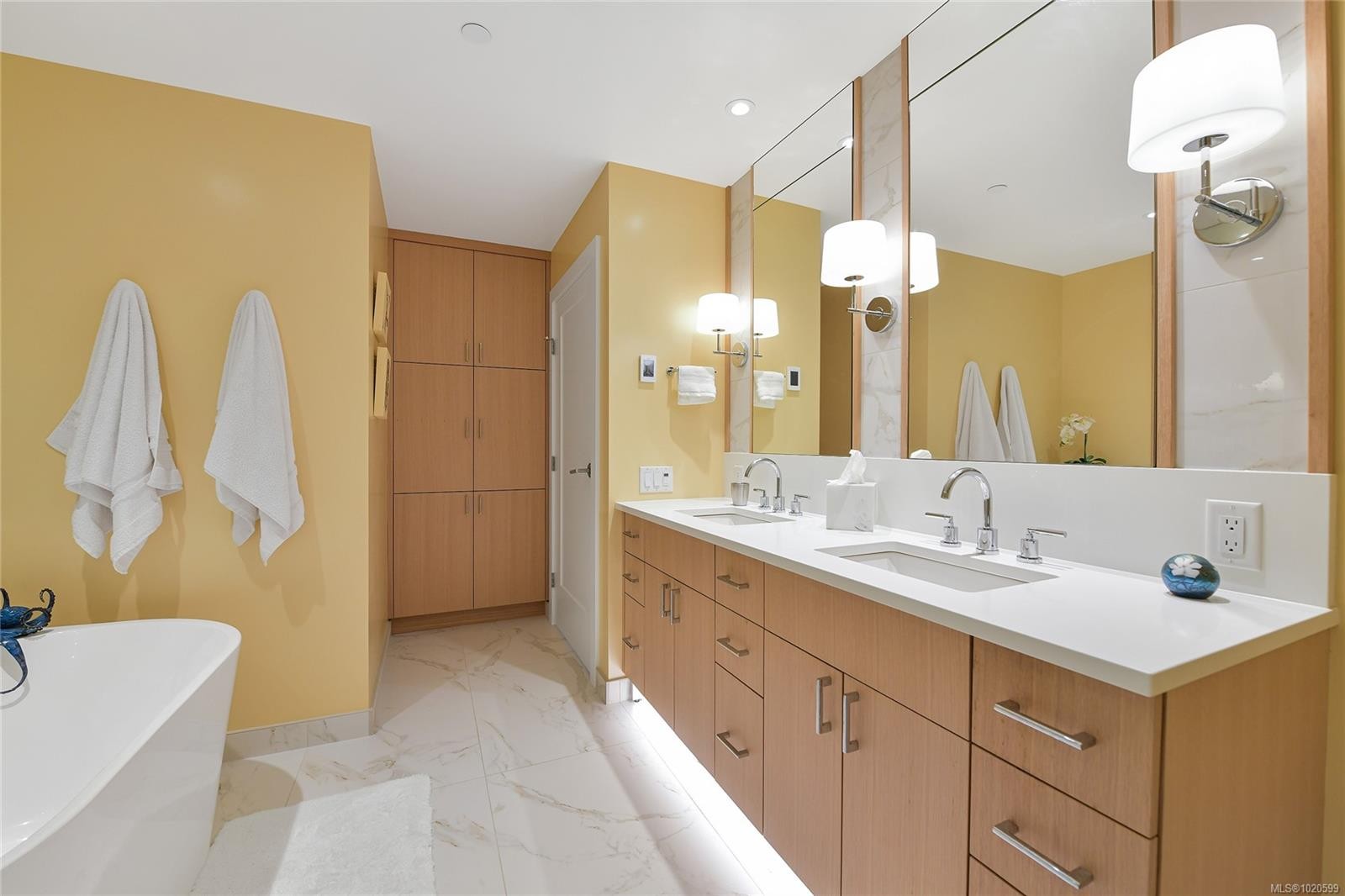 403-5388 Hill Rise Terr, Saanich, BC - Indoor Photo Showing Bathroom