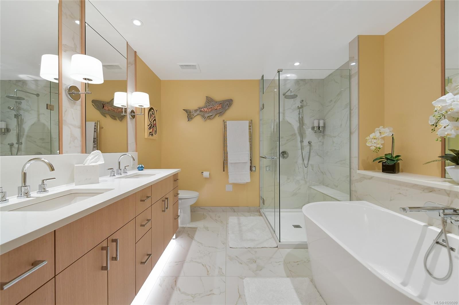 403-5388 Hill Rise Terr, Saanich, BC - Indoor Photo Showing Bathroom