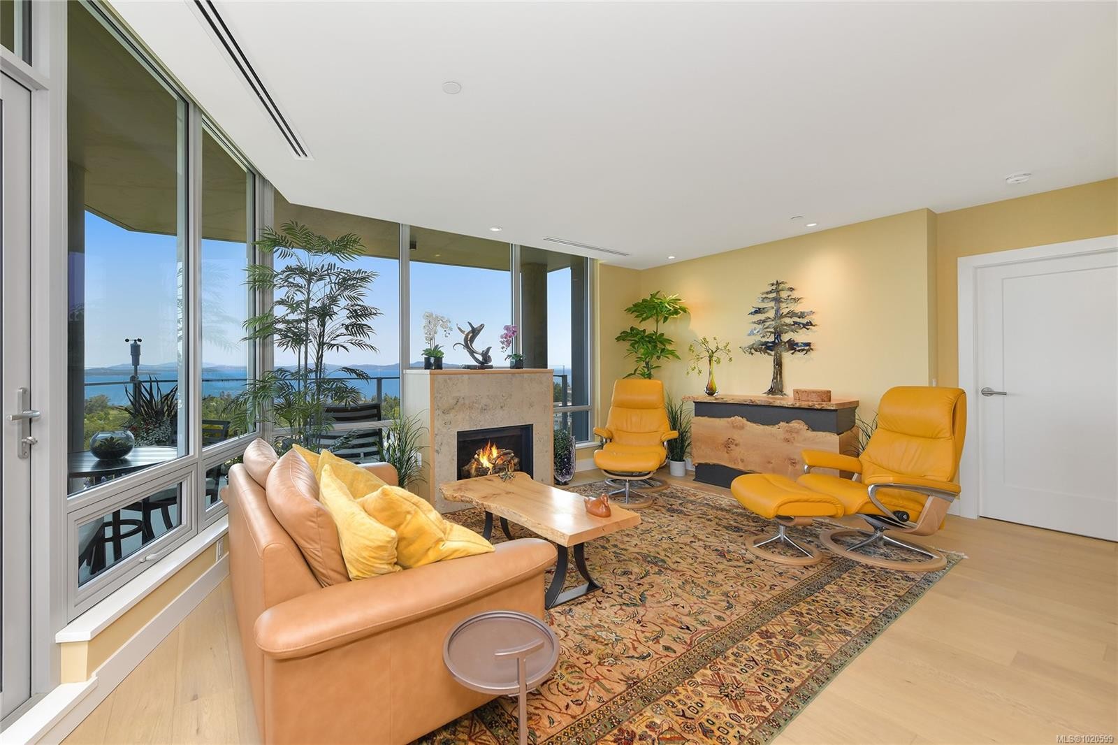 403-5388 Hill Rise Terr, Saanich, BC - Indoor With Fireplace