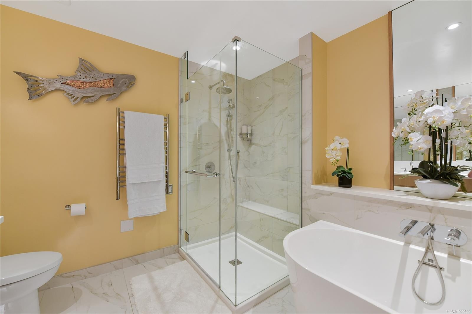 403-5388 Hill Rise Terr, Saanich, BC - Indoor Photo Showing Bathroom