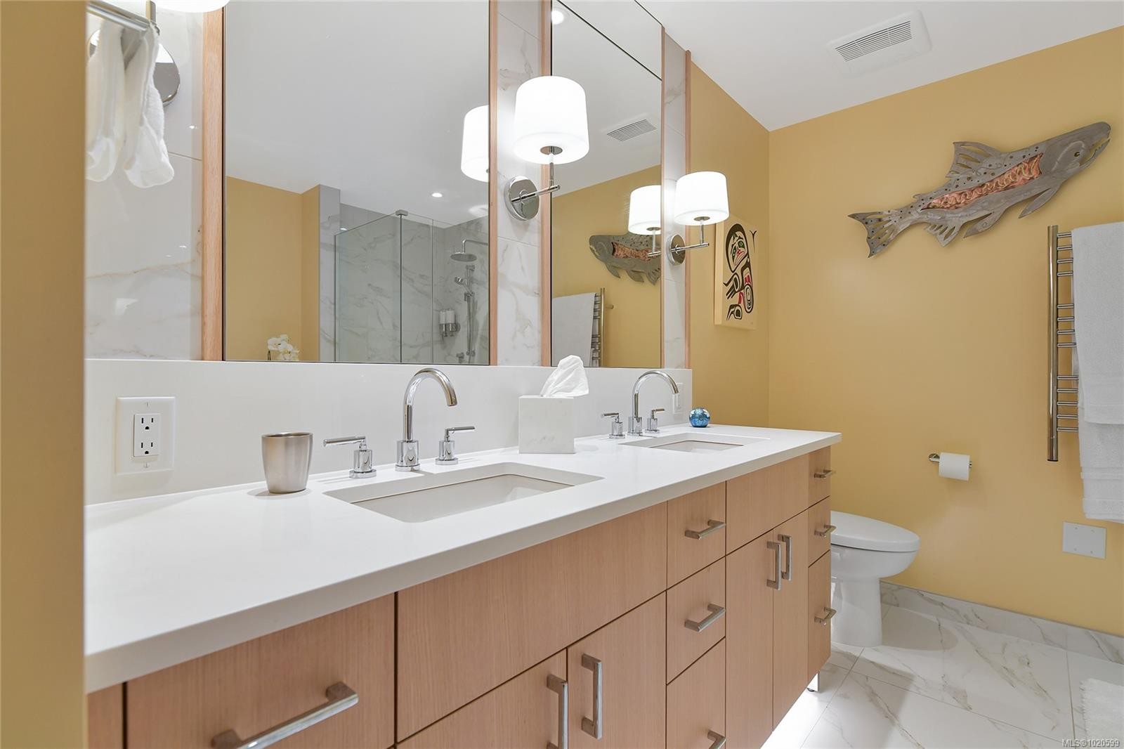 403-5388 Hill Rise Terr, Saanich, BC - Indoor Photo Showing Bathroom