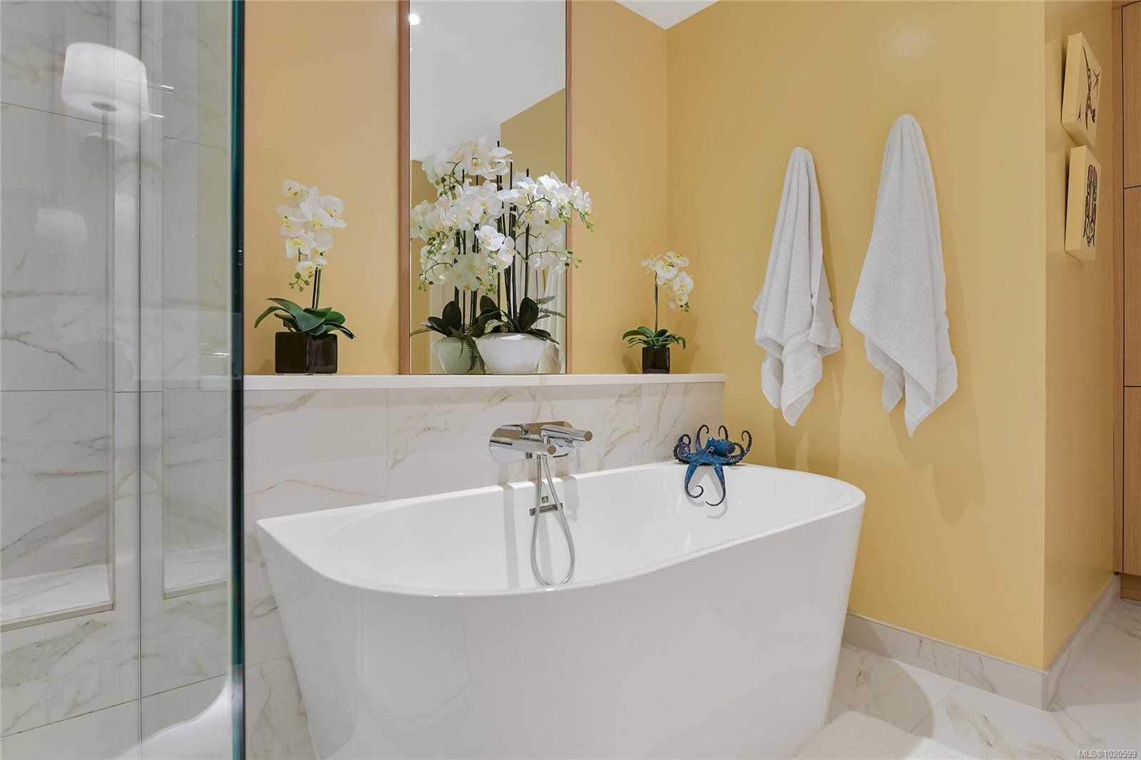 403-5388 Hill Rise Terr, Saanich, BC - Indoor Photo Showing Bathroom