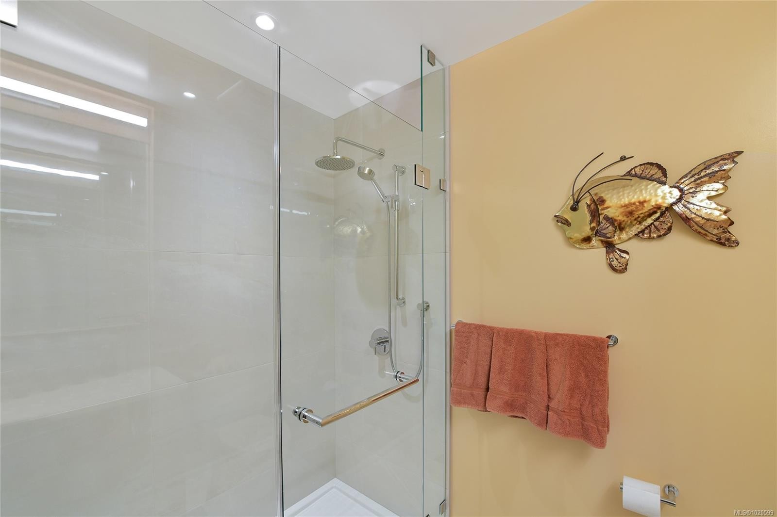 403-5388 Hill Rise Terr, Saanich, BC - Indoor Photo Showing Bathroom