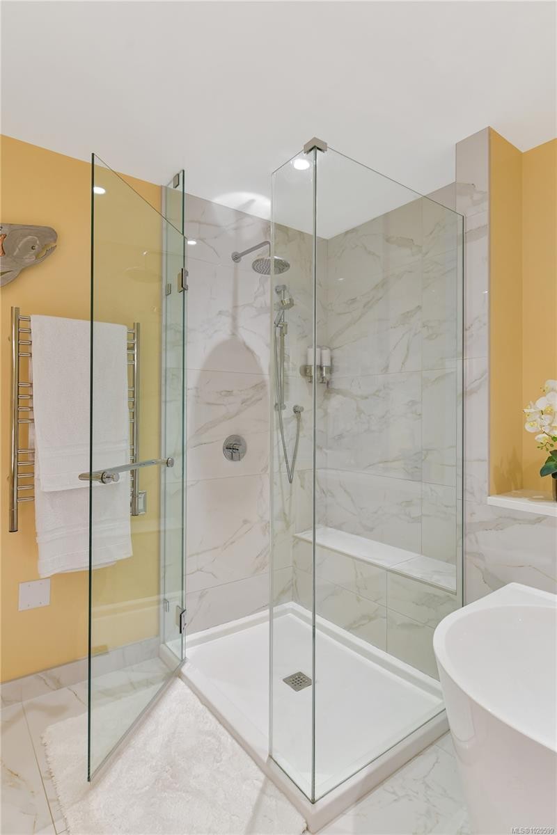 403-5388 Hill Rise Terr, Saanich, BC - Indoor Photo Showing Bathroom