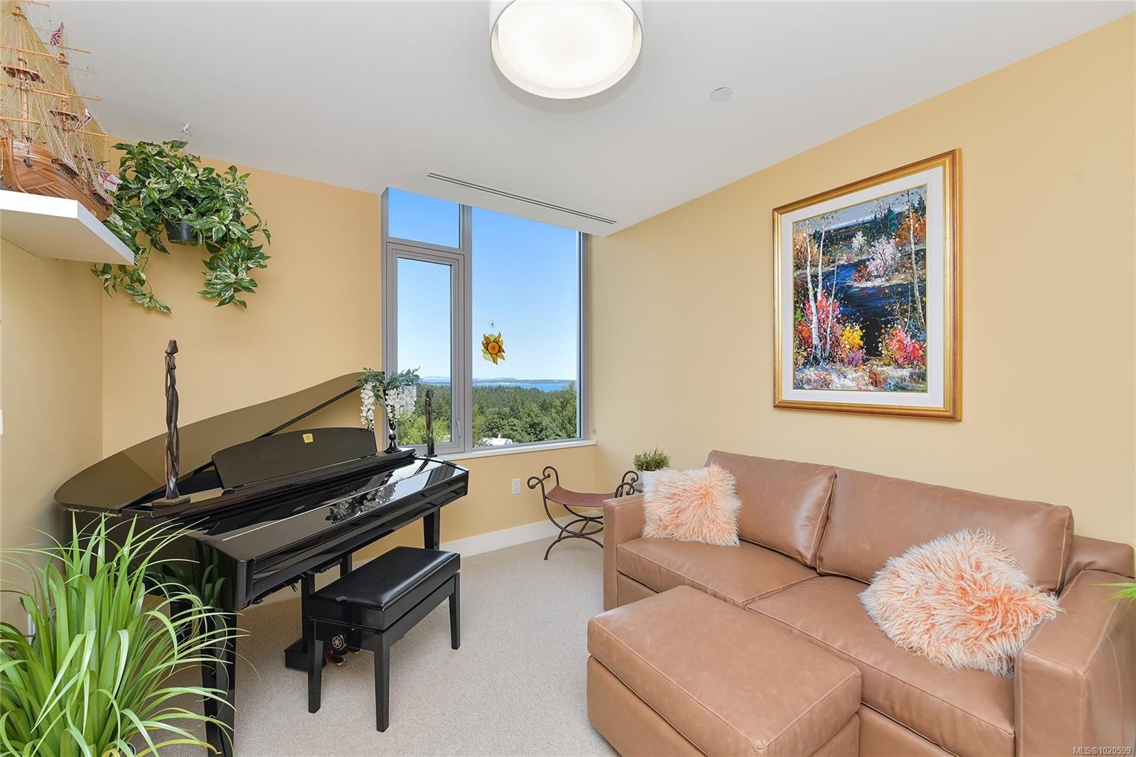 403-5388 Hill Rise Terr, Saanich, BC - Indoor Photo Showing Living Room
