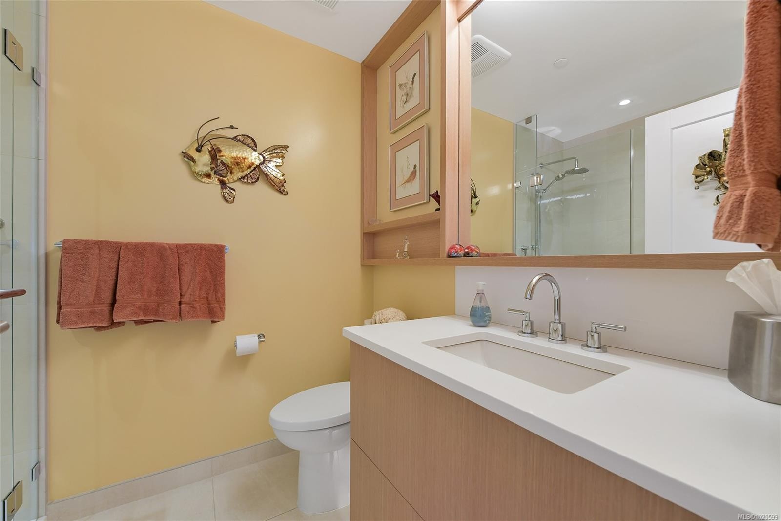 403-5388 Hill Rise Terr, Saanich, BC - Indoor Photo Showing Bathroom