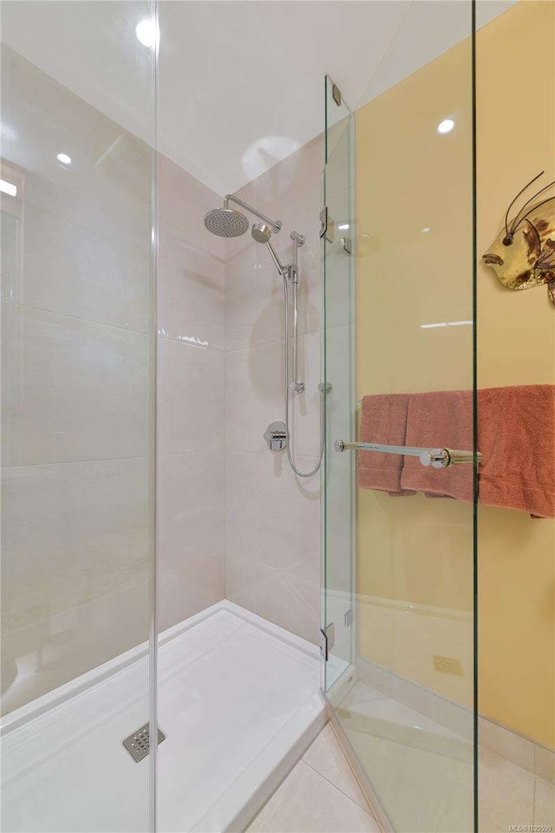 403-5388 Hill Rise Terr, Saanich, BC - Indoor Photo Showing Bathroom