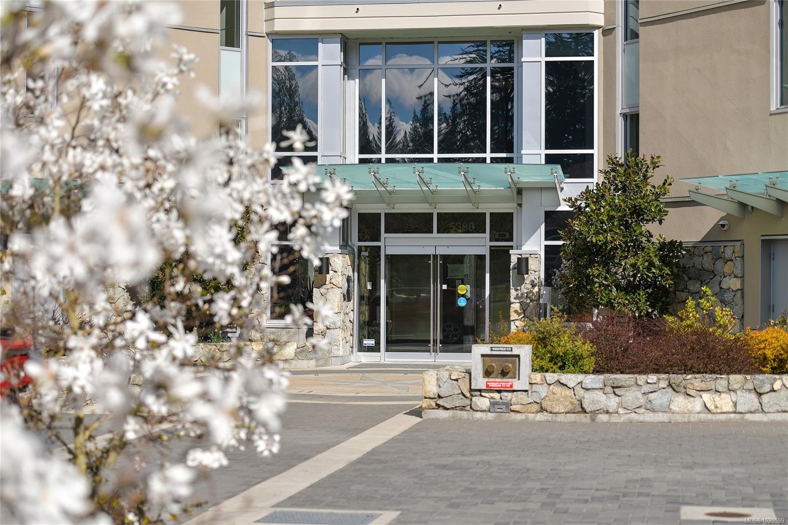 403-5388 Hill Rise Terr, Saanich, BC - Outdoor