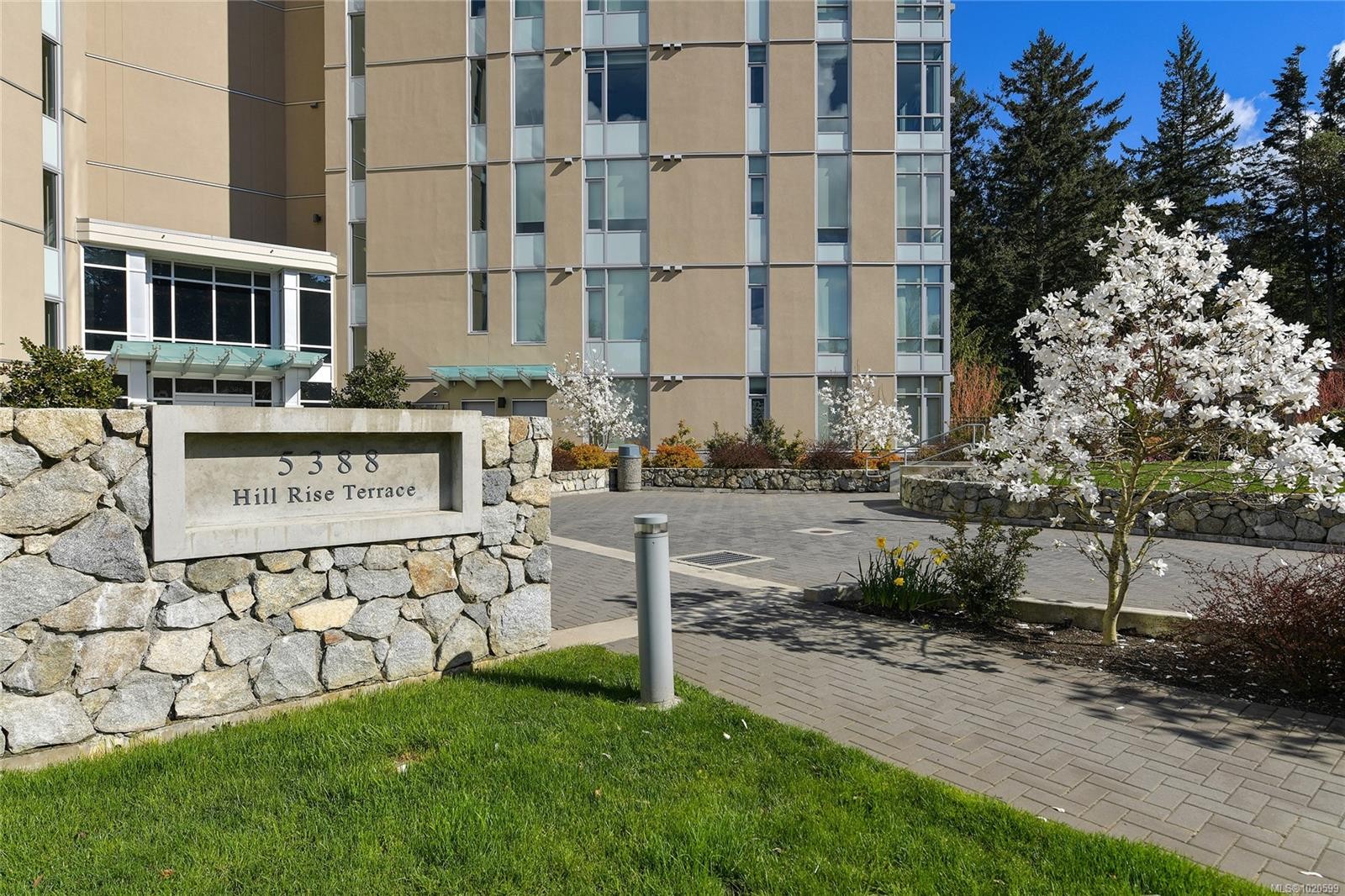 403-5388 Hill Rise Terr, Saanich, BC -