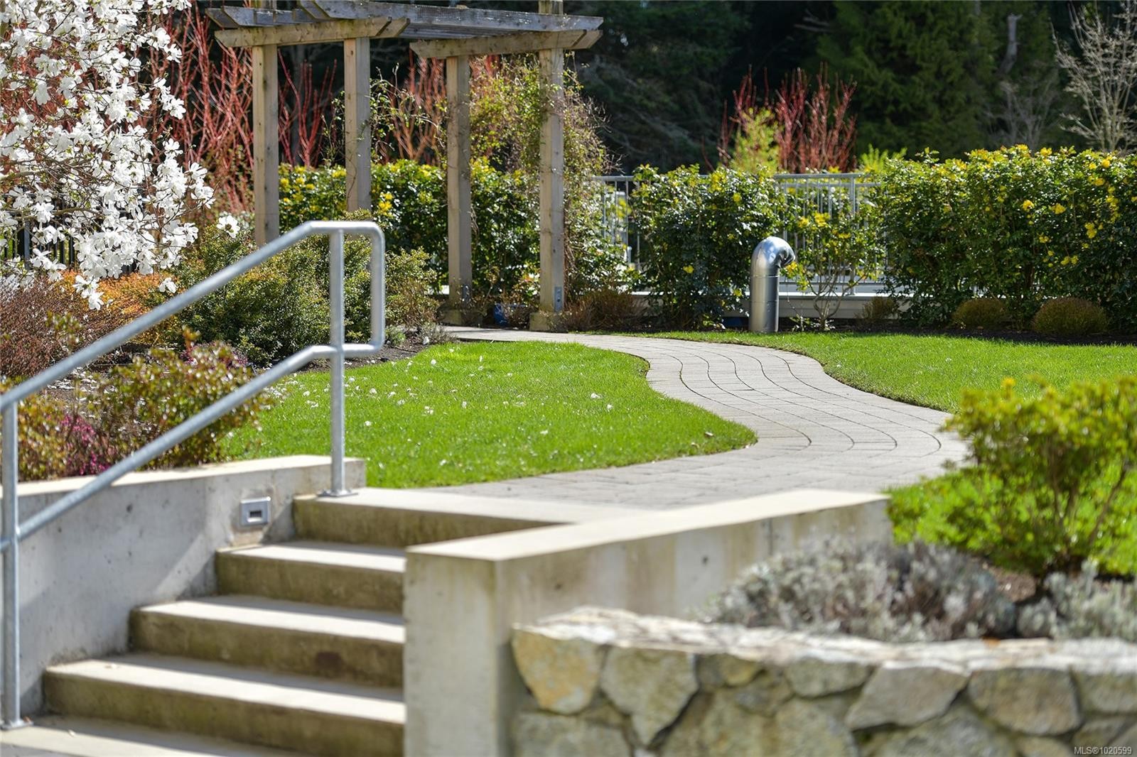 403-5388 Hill Rise Terr, Saanich, BC - Outdoor