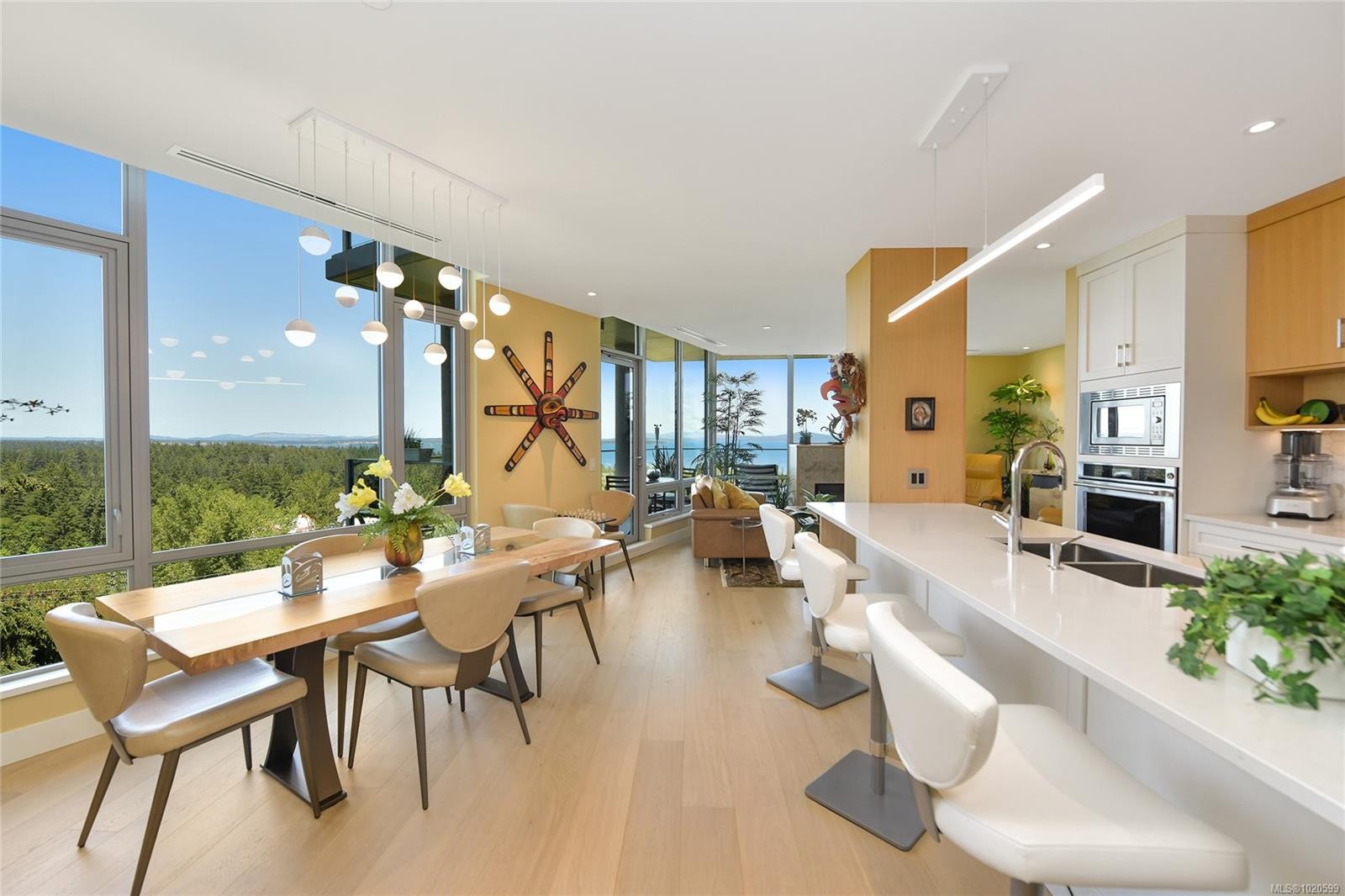 403-5388 Hill Rise Terr, Saanich, BC - Indoor