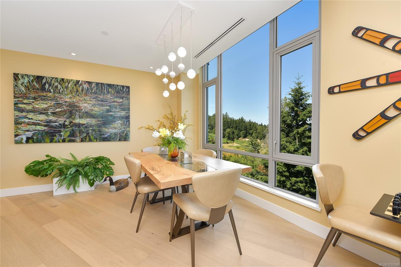 403-5388 Hill Rise Terr, Saanich, BC - Indoor Photo Showing Dining Room