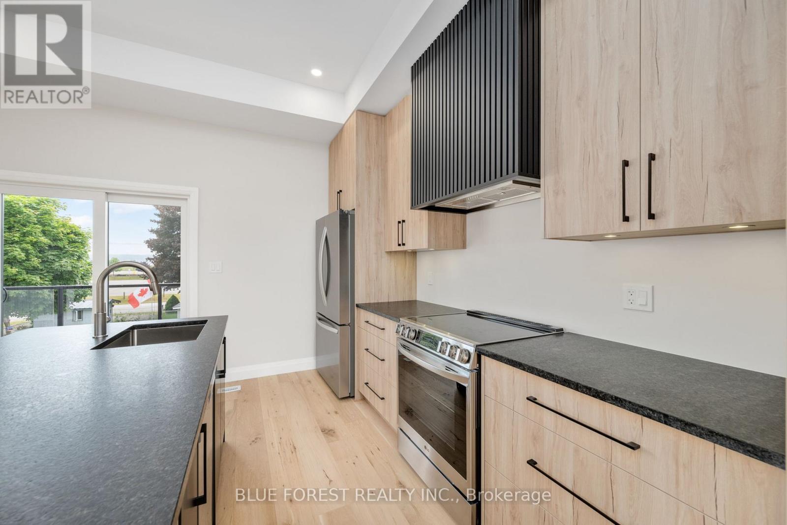 154 Maud Street, Central Elgin (Port Stanley), ON - Indoor Photo Showing Kitchen