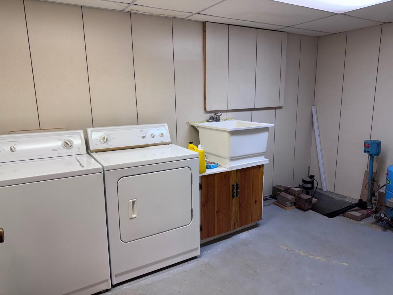 Salle de lavage - 50 Rue Reid, Drummondville, QC - Indoor Photo Showing Laundry Room