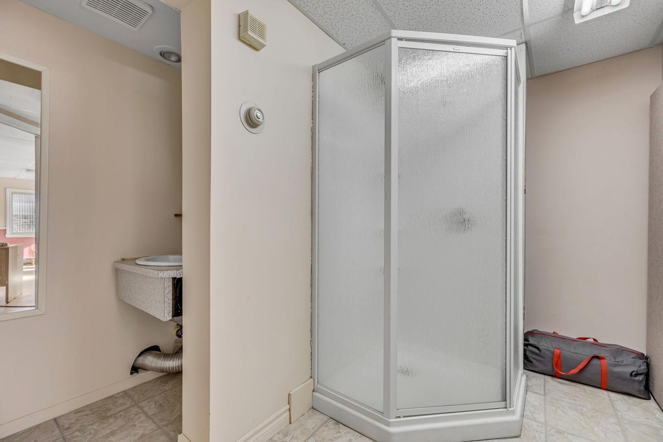 Powder room - 3166 Av. St-Augustin, Lévis (Les Chutes-De-La-Chaudière-Est), QC - Indoor Photo Showing Bathroom