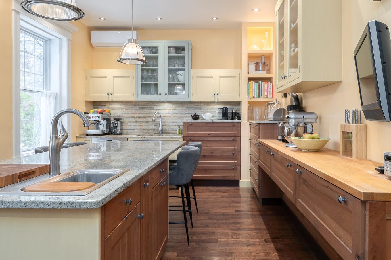 Kitchen - 3560 Av. Marcil, Montréal (Côte-Des-Neiges/Notre-Dame-De-Grâce), QC - Indoor Photo Showing Kitchen With Upgraded Kitchen