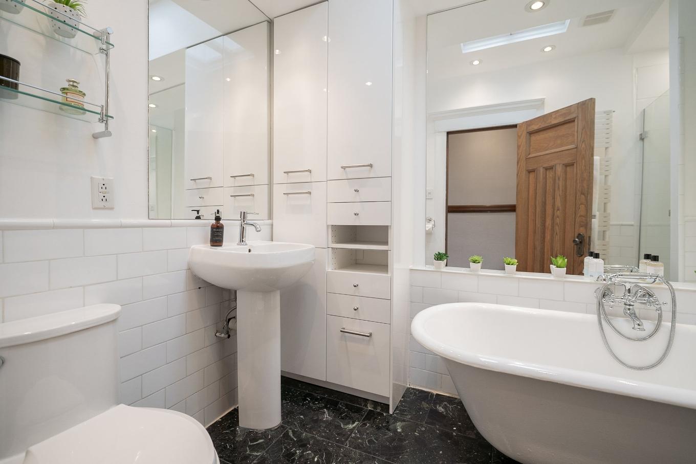 Bathroom - 3560 Av. Marcil, Montréal (Côte-Des-Neiges/Notre-Dame-De-Grâce), QC - Indoor Photo Showing Bathroom